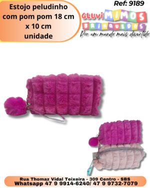 Estojo peludinho com pom pom 18 cm x 10 cm/ unidade