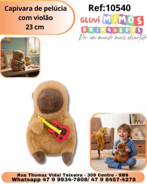 Capivara de pelúcia com violão 23 cm